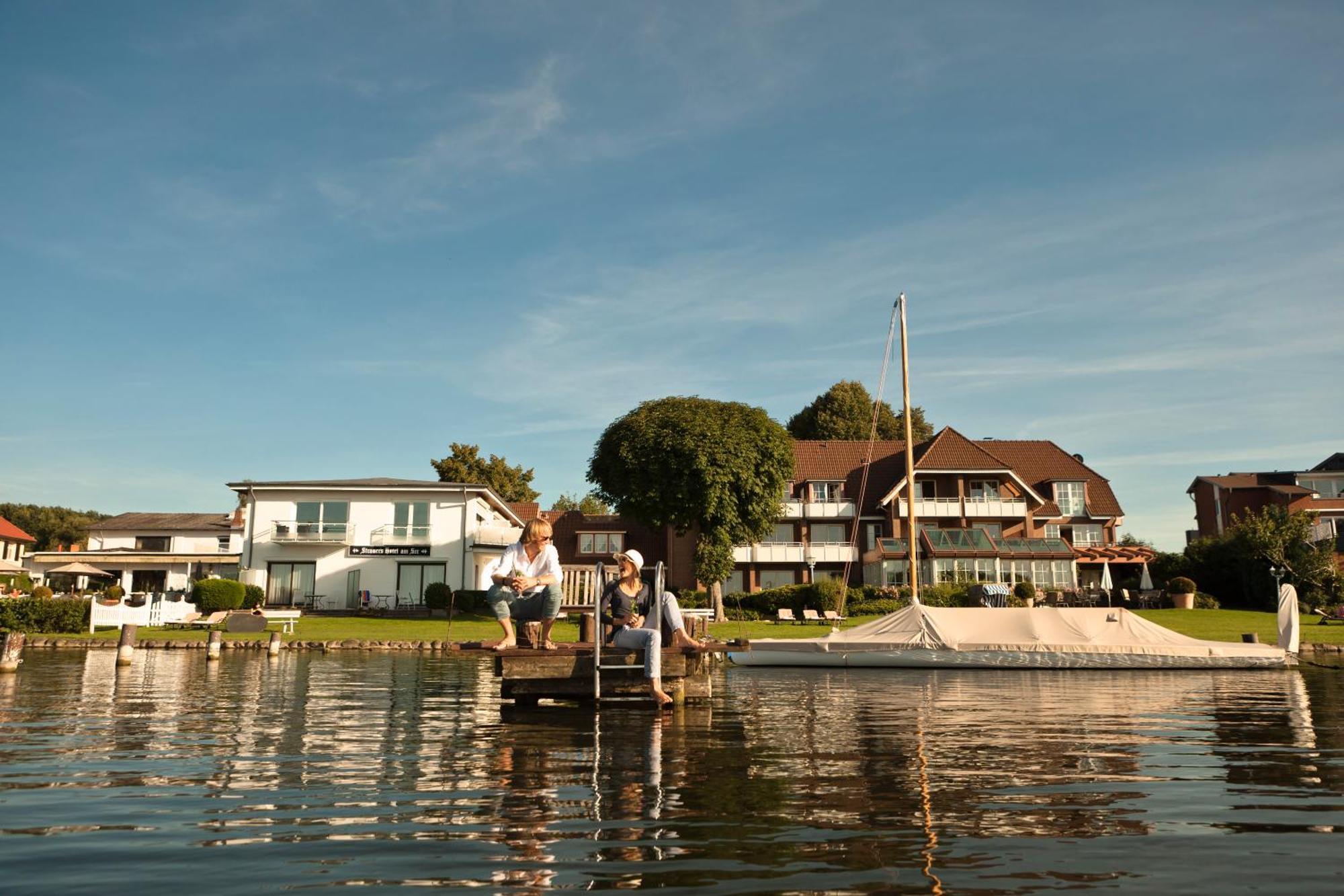 Strauers Hotel Am See Bosau Exterior foto